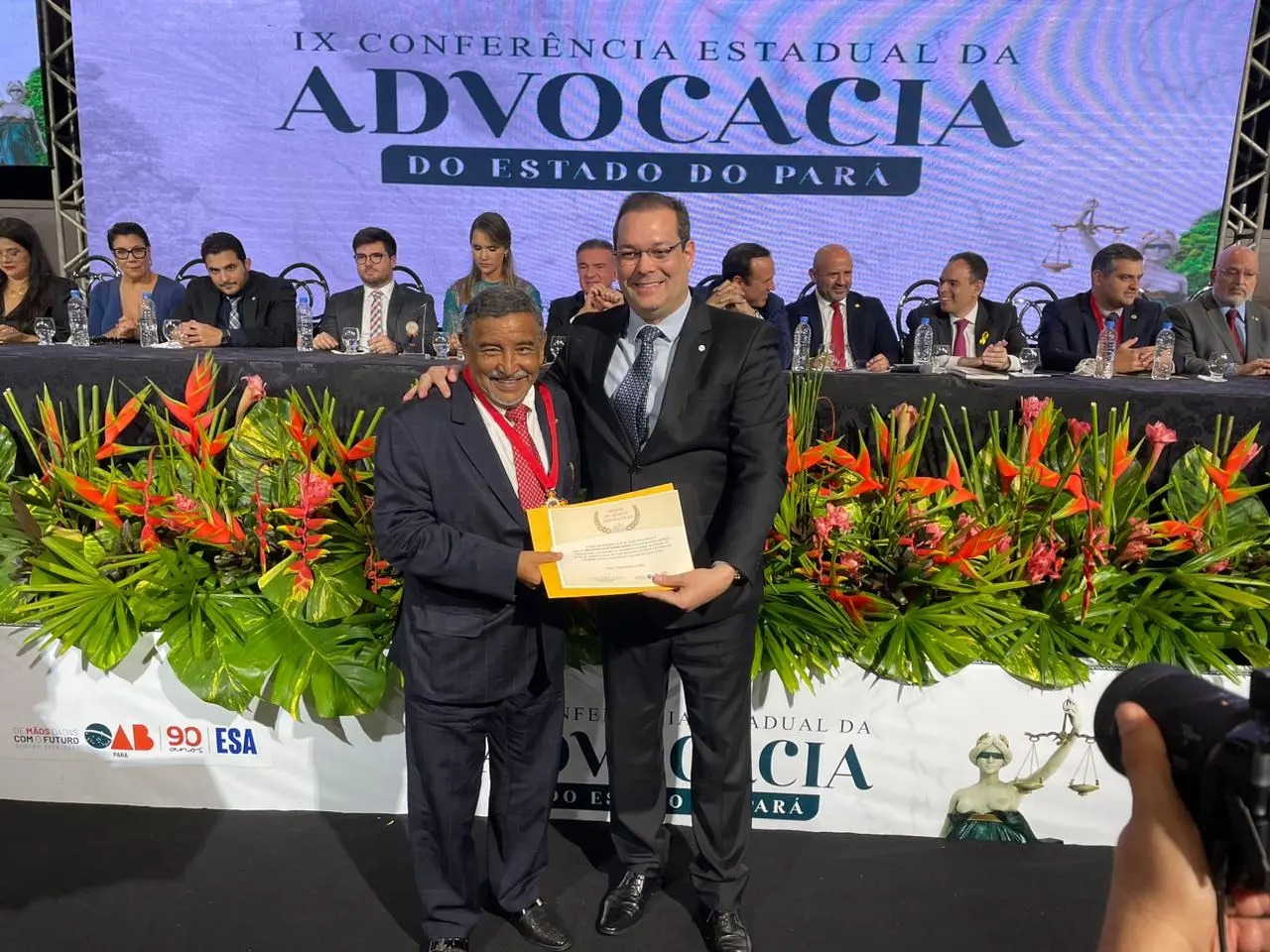 Defesor Público e membro da Diretoria da ADPEP recebe honraria da OAB-PA