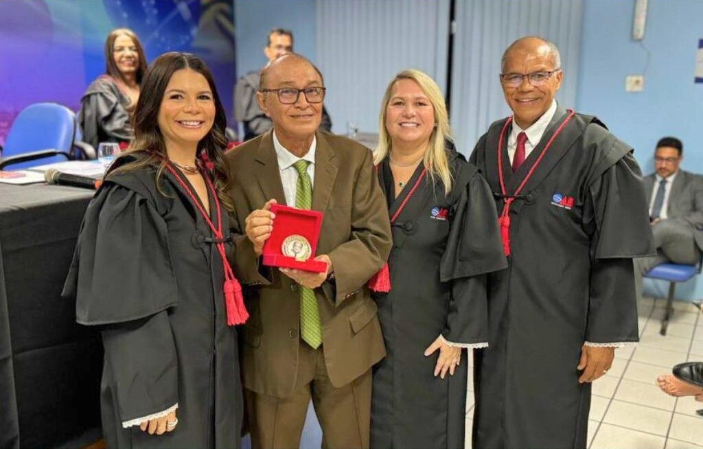 OAB faz homenagem especial a Defensor aposentado de Santarém