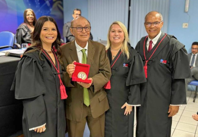 OAB faz homenagem especial a Defensor aposentado de Santarém